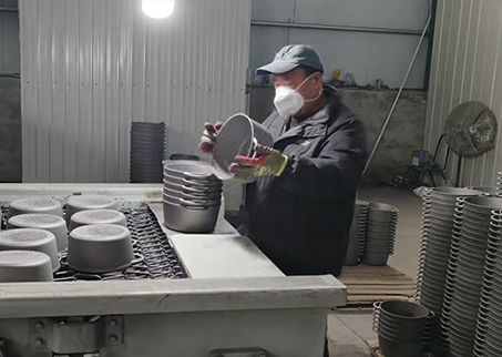 Controllo qualit&agrave; del forno olandese in ghisa